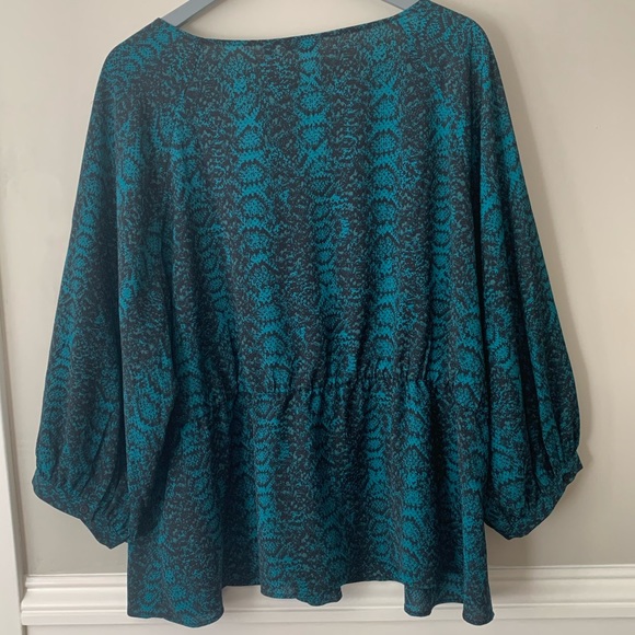 Reitmans green and black top - Picture 4 of 7